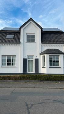 Foto - Frisch saniertes, freistehendes Einfamilienhaus