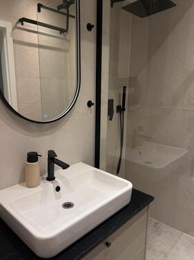 Foto - Frisch renovierte, möblierte Wohnung mit Balkon (Zwischenmiete)