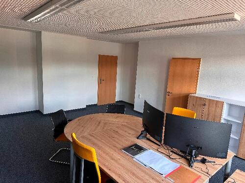 Foto - Moderner Schreibtischplatz in ruhigem Umfeld nahe Schleusingen – Highspeed-Internet