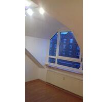 Schöne Dachgeschosswohnung mit Stellplatz zu vermieten - Düsseldorf Stadtbezirk 8