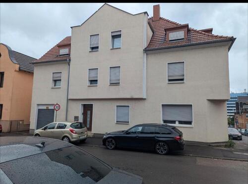 Foto - Gegenüber dem Rathaus von Völklingen, im Stadtzentrum.