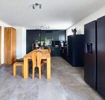 NEUBAU (2022) in ROSENHEIM: Hochwertige 3 ZKB mit Einzelgarage