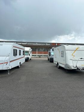 Foto - Wohnmobil oder Wohnwagen Stellplatz