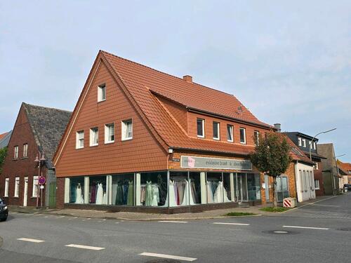 Foto - Wohn- und Geschäftshaus mit großer Fensterfront