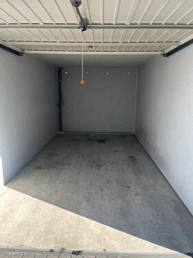 Foto - Sichere Garage in abgeschlossener Hofanlage zu vermieten.