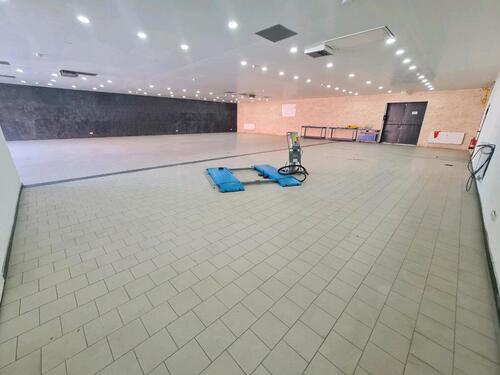 Foto - Ausstellungshalle Autohaus Autohandel Keine Werkstatt