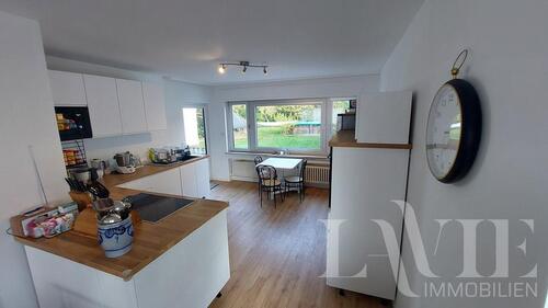 Foto - Großzügige Erdgeschosswohnung mit Garten, Pool und Doppelgarage in ruhiger Lage