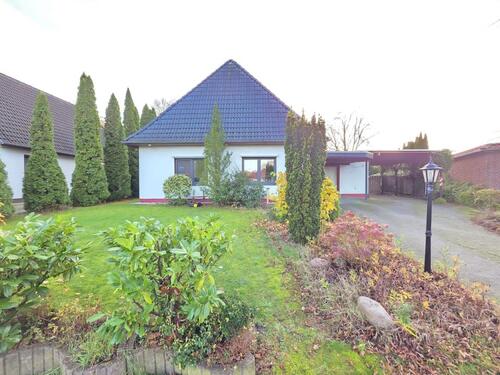 Foto - Einfamilienhaus mit Carport, Garage und großem Grundstück