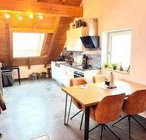 Neuwertige Wohlfühl-2,5Z-DG-Wohnung auf über 100qm Grundfläche - Taufkirchen (Vils)