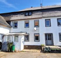 Natursteinhaus mit großer Scheune, 3.900 m² Grundstück - Beltheim