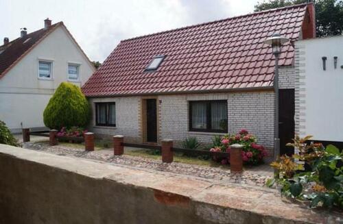 Foto - Wiek auf Rügen Altes Kapitänshaus mit Sanierungsbedarf