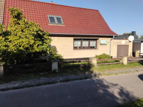 Foto - Haus mit Nebengelass und Grundstück