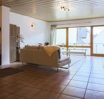 Renoviertes Einfamilienhaus mit 2 WerkstattGaragen & Balkon - Albersweiler