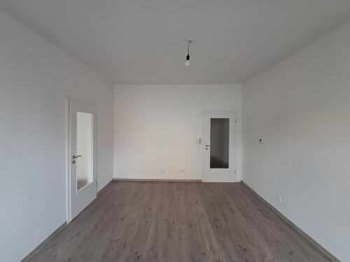 Foto - Anfragen NUR per E-Mail. Mini gepflegtes 3-Zimmer Wohnung im EG mit modernem Badezimmer nahe Stadtzentrum