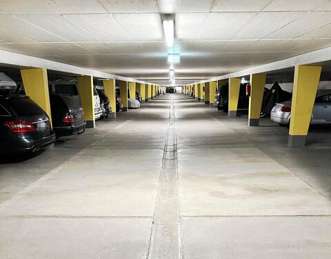 Foto - Tiefgaragenstellplatz zu vermieten – Nähe S-Bahn Unterschleißheim