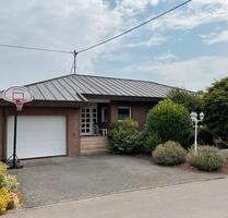 Schöner verklinkerter Bungalow mit Pool - Etzbach