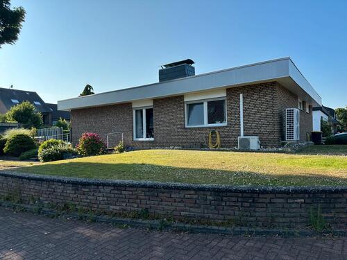 Foto - Leben auf einer Ebene–Bungalow mit Garage, Pool & Wohlfühlgarten