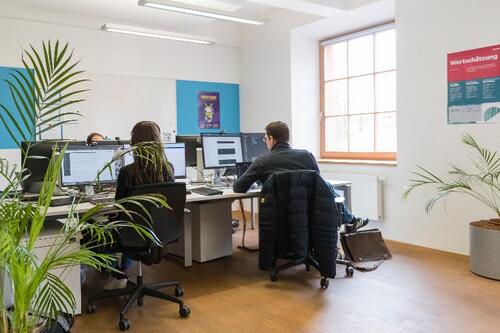 Foto - Schreibtischplätze am Fenster – Großzügiges Büro im Grünen in München