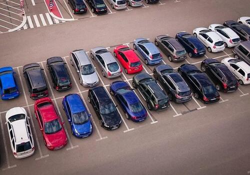 Foto - Parkplätze für Autohandel zu vermieten – ca. 20 Stellplätze