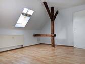 Foto - Hübsche 3-Raum-Dachgeschosswohnung mit Sichtbalken an den Elsterauen. Perfekt für Paare oder kleine Familien.