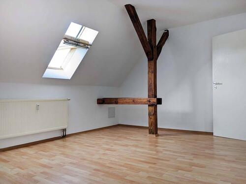 Foto - Hübsche 3-Raum-Dachgeschosswohnung mit Sichtbalken an den Elsterauen. Perfekt für Paare oder kleine Familien.