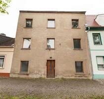 Renovierungsbedürftiges Mehrfamilienhaus mit 15 Zimmern in Calbe - Calbe (Saale)
