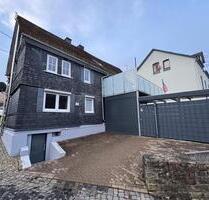 Modernisiertes Einfamilienhaus mit Terrasse & Balkonen - Neunkirchen