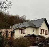 Freistehendes Wohnhaus: Natursteincharme trifft Moderne - Zerf