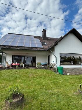 Foto - Einfamilienhaus mit Schwimmbad, Carport und Gewerbeeinheit
