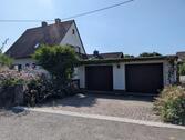 Foto - Freistehendes Einfamilienhaus mit großem Garten und Doppelgarage