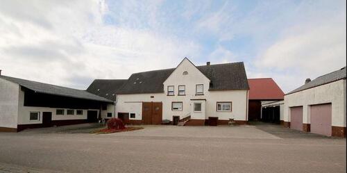 Foto - ehemaliger Bauernhof mit vielen Lagerflächen