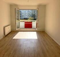 ...sofort frei: 2-Zi.-Wohnung mit Balkon in ruhiger Seitenstraße - Dresden Prohlis