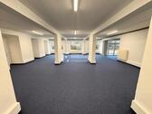 Foto - Flexible Gewerbeeinheit mit großen Kursräumen, Bürozimmern und Stellplätzen
