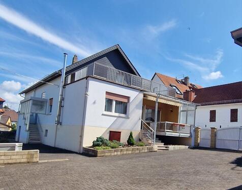 Foto - Einfamilienhaus mit Nebengebäuden und großem Hof
