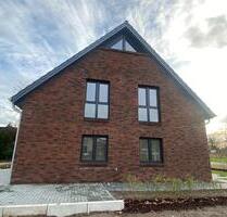 Neubau - Doppelhaushälfte der Extraklasse mit ausgebautem Dachboden! - Stade Altländer Viertel