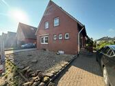Foto - Einfamilienhaus mit 2 Garagen & großem Garten – mit Potenzial zur