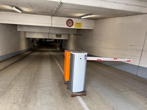 Foto - PKW Stellplatz Arabellapark zu vermieten