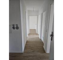 Erstbezug nach Kernsanierung: Helle 3-Zimmer-Wohnung in Mehrfamilienhaus (Grunderneuert) - Hof Neuhof