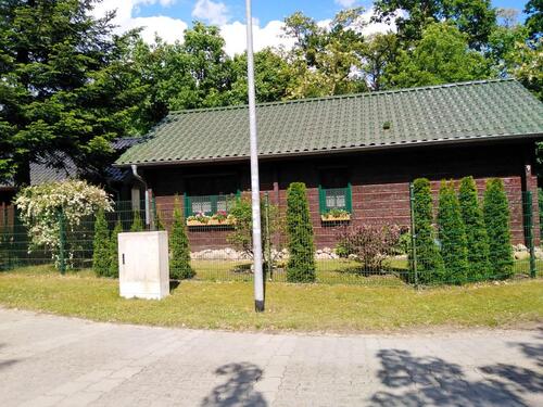 Foto - Blockbohlenhaus mit Wintergarten auf Eigentumsland am Wasser.