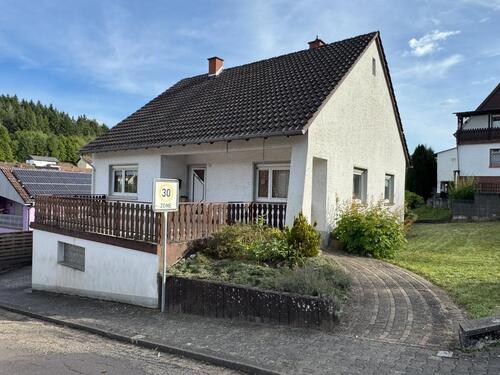 Foto - freistehendes Einfamilienhaus mit Garage, Terrasse und Garten