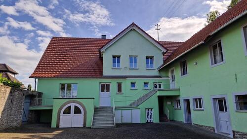 Foto - Bauernhof, Dreiseithof, großzügig, Scheune, Wiese
