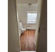 Helle Dachwohnung in Düsseldorf - Ideal für Singles oder Paare