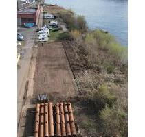 Lager- und Freifläche mit Industrie-Kran am Rhein in 56598 Rheinbrohl