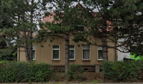 Foto - Wohnhaus mit großen Garten und 2 Garagen geeignet für 2 Familien