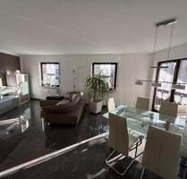 ProvisionsfreieRenovierte 2-Zimmer-Wohnung im 3. OG mit Balkon - Leonberg