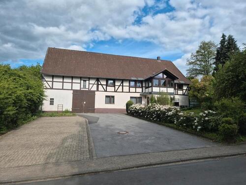 Foto - Wohnhaus mit Scheune und Stallungen