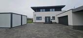 Foto - Einfamilienhaus mit Garage, Carport und großem Grundstück.