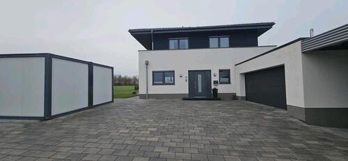 Foto - Einfamilienhaus mit Garage, Carport und großem Grundstück.