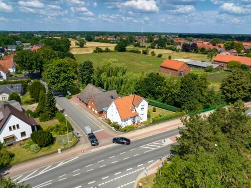 Foto - Immobilienensemble – zwei Häuser auf großem Grundstück