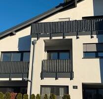 Helle 2 Zimmer Wohnung 80 m² mit EBK, Balkon, Pkw-Stellplatz - Straßenhaus